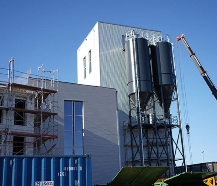 Turm der Sandaufbereitungsanlage mit zwei Silos für Neusand (Foto: HYDROTEC Technologies AG)
