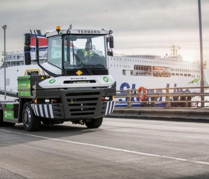 Vollelektrische Schwerlastzugmaschine für den RoRo-Betrieb (Foto: Terberg special vehicles)