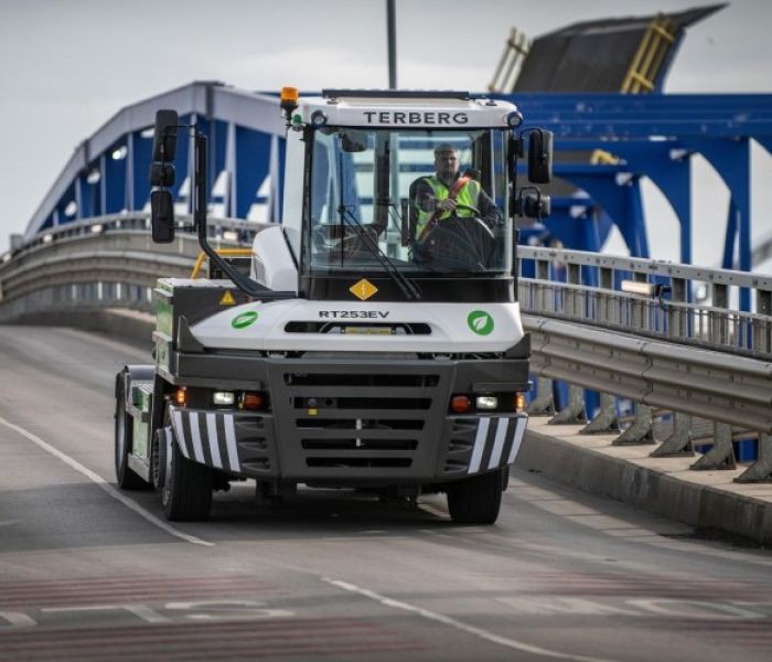 Vollelektrische Schwerlastzugmaschine für den RoRo-Betrieb (Foto: Terberg special vehicles)