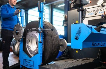 Halbautomatische Bear-Cut verlängert Nutzfahrzeugreifenlebenszyklus um bis zu 25 (Foto: Spedition Schuon/Bear-Machines)