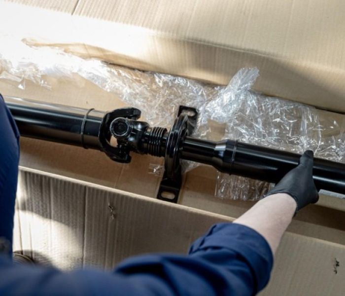 Frisch aus dem Karton entnommene Kardanwelle, montagebereit (Foto: Welte Cardan-Service GmbH)