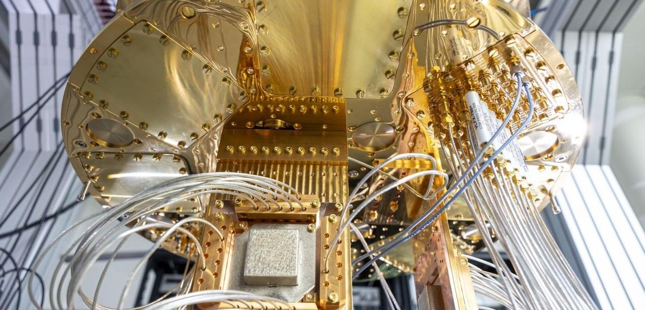 Fraunhofer IZM-ASSID realisiert hochdichten Interposer für Quantenchip-Verdrahtung und Stabilität QSolid-Konsortium entwickelt deutschen Quantencomputer mit supraleitenden Qubits und (Foto: Forschungszentrum Jülich. Sascha Kreklau)