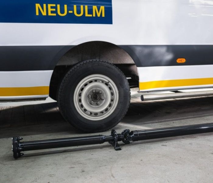 Kardanwelle liegt montagebereit vor dem Transporter (Foto: Welte Cardan-Service GmbH)