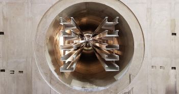 Wartungsfreie Mittelspannungsinstallation durch isolierte Trägersysteme und komplett befestigte Profile Unex Gesamtsystem verbindet isolierende Profile mit Kabelrinne und (Foto: Unex Kabelsysteme und -elemente GmbH)