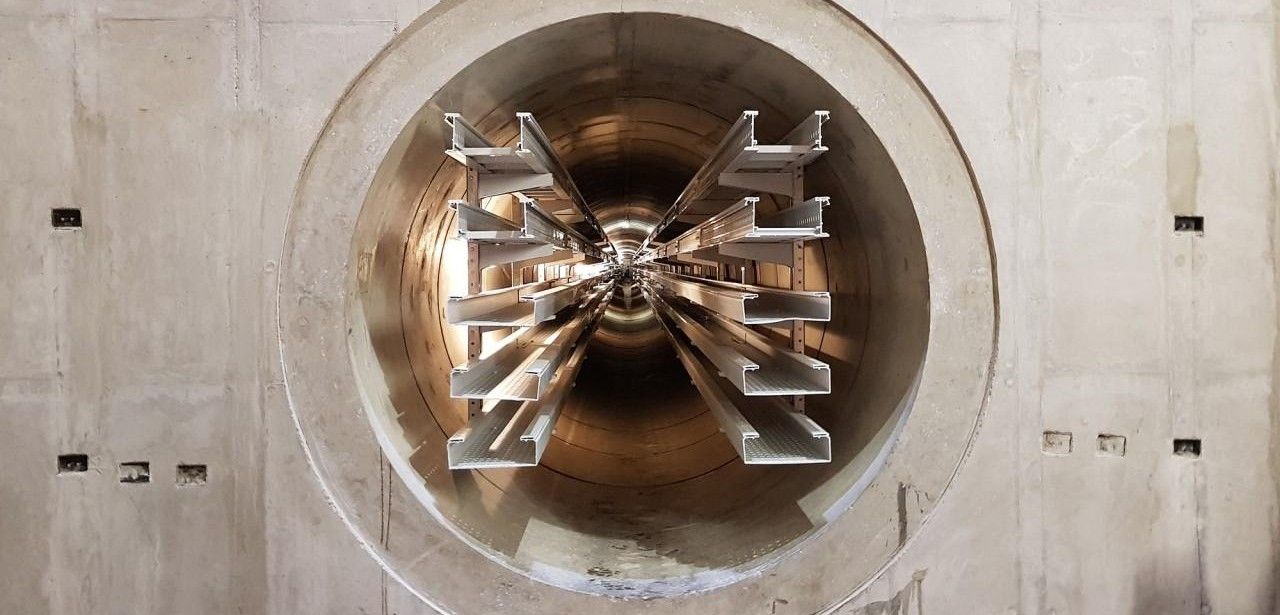 Wartungsfreie Mittelspannungsinstallation durch isolierte Trägersysteme und komplett befestigte Profile Unex Gesamtsystem verbindet isolierende Profile mit Kabelrinne und (Foto: Unex Kabelsysteme und -elemente GmbH)