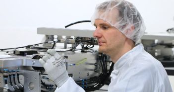 Hysteresearme Linearbewegungen ermöglichen hohe Dynamik und Prozesssicherheit im Submikrometerbereich Patentierte Luftlagerpositionierung gewährleistet submikrometergenaues reibungsfreies und thermisch stabiles (Foto: JAT - Jenaer Antriebstechnik GmbH)