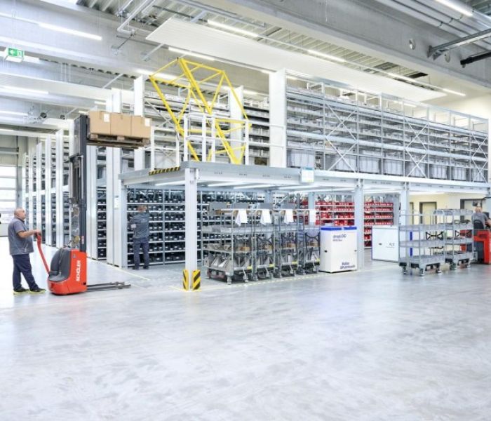 Lagerung aller Kleinteile; eine mehrgeschossige Fachbodenregalanlage (Foto: Patric Dressel für BITO-Lagertechnik)