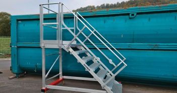 Fahrbare Plattformtreppe aus HYMER-System bietet sicheren Zugang zu (Foto: HYMER-Leichtmetallbau GmbH & Co. KG)