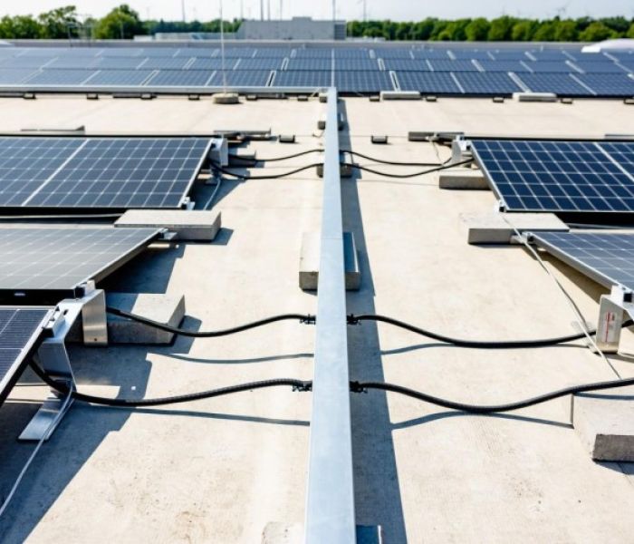 Die Solarkabel wurden UV-geschützt in metallischen Kanälen verlegt. (Foto: Simone Reukauf)