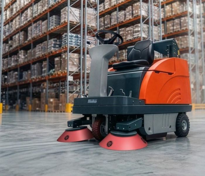 Die Ride-on Kehrsaugmaschine Sweepmaster B980 RH (Foto: Hako GmbH)