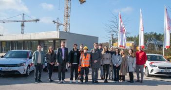 Max Bögl honoriert Nachwuchstalente mit Azubi-Fahrzeugen sechs Monate (Foto: Firmengruppe Max Bögl)