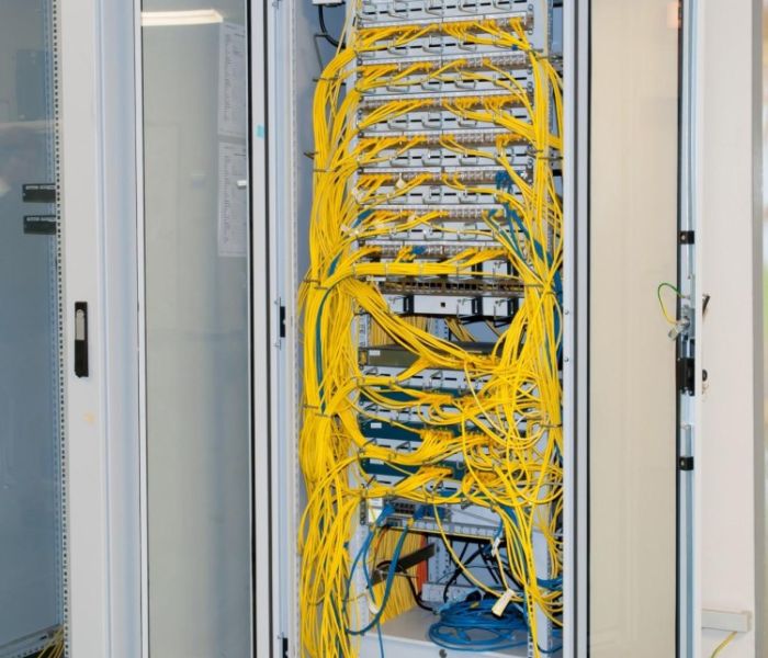 The image shows a professional close-up of an open server rack (Foto: PCE Deutschland GmbH)
